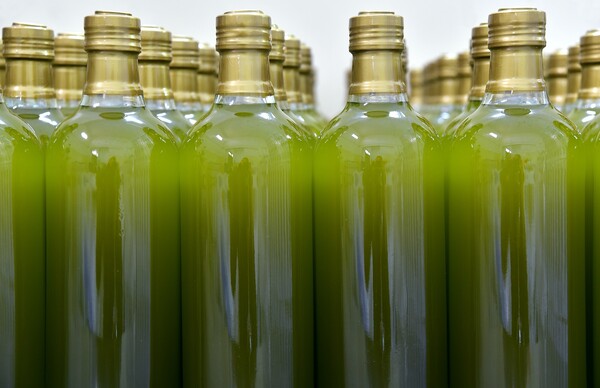 Ισπανία: Κλειδώνουν τα μπουκάλια με ελαιόλαδο στα σούπερ μάρκετ