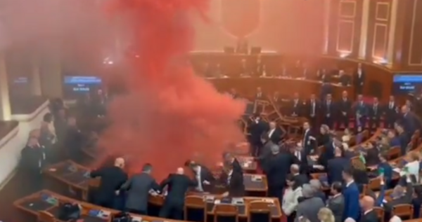 Αλβανία: Η αντιπολίτευση άναψε καπνογόνα μέσα στη αίθουσα της Βουλής - Ο λόγος