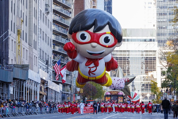Τεράστια μπαλόνια, χρώματα και η Cher στη μεγαλειώδη παρέλαση της Νέας Υόρκης