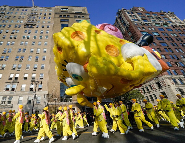 Τεράστια μπαλόνια, χρώματα και η Cher στη μεγαλειώδη παρέλαση της Νέας Υόρκης