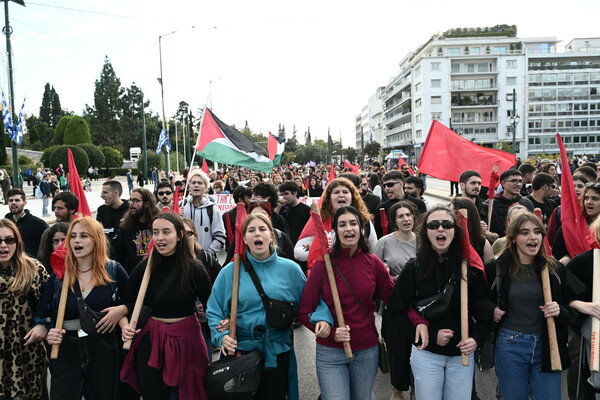 Μεγάλη πορεία στο κέντρο της Αθήνας για την Παγκόσμια Ημέρα για την εξάλειψη της βίας κατά των γυναικών