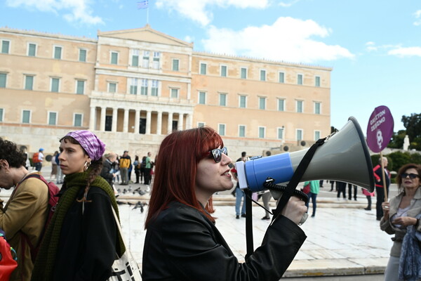 Μεγάλη πορεία στο κέντρο της Αθήνας για την Παγκόσμια Ημέρα για την εξάλειψη της βίας κατά των γυναικών