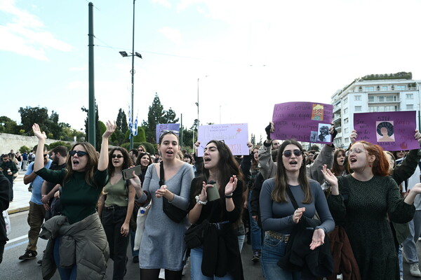 Μεγάλη πορεία στο κέντρο της Αθήνας για την Παγκόσμια Ημέρα για την εξάλειψη της βίας κατά των γυναικών