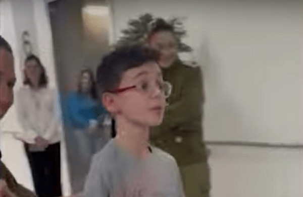 Ισραήλ: Η στιγμή που 9χρονος όμηρος είδε ξανά τον πατέρα του