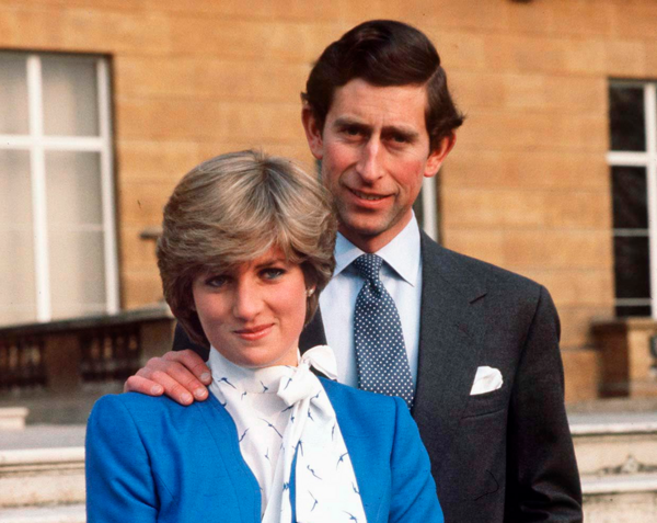 Σε δημοπρασία η μπλούζα που φορούσε η πριγκίπισσα Νταϊάνα στο πορτρέτο του αρραβώνα της το 1981