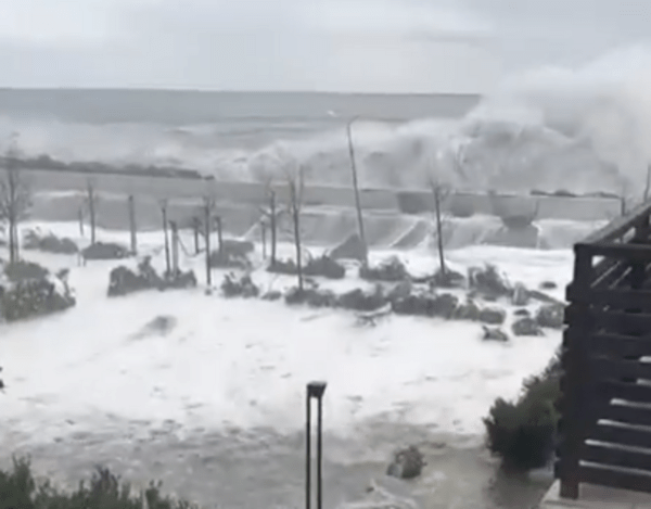 Σφοδρή καταιγίδα μαίνεται στη νότια Ρωσία και την Κριμαία: Τρεις νεκροί