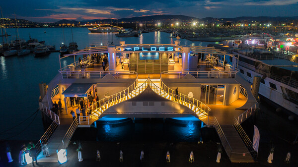 Το PLOES μεταμορφώνει κάθε εκδήλωση σε πλωτή εμπειρία