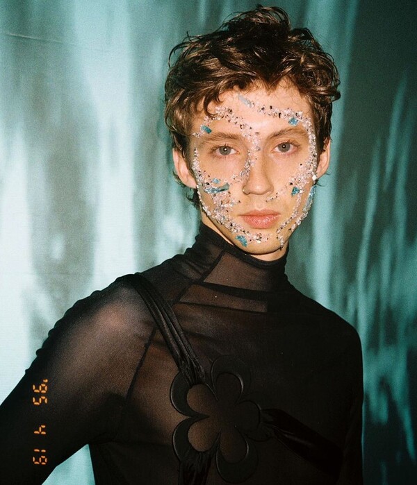 CHECK Η ανέμελη queer ποπ του Troye Sivan