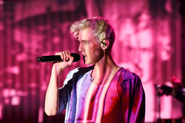 CHECK Η ανέμελη queer ποπ του Troye Sivan 