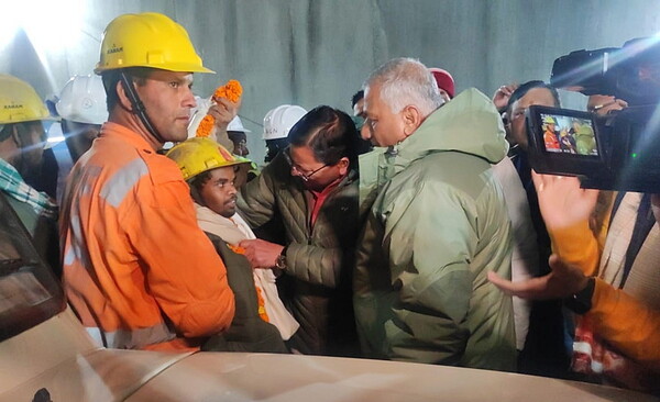 Ινδία: Απεγκλωβίστηκαν και οι 41 εργάτες από τη σήραγγα που κατέρρευσε