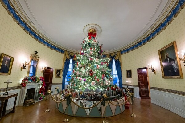 Ο Λευκός Οίκος στολίστηκε για Χριστούγεννα- Το μύνημα της Τζιλ Μπάιντεν