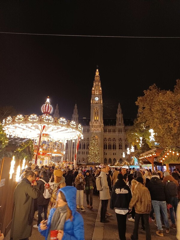 Χριστούγεννα στη Βιέννη με τις plus size Καρυάτιδες
