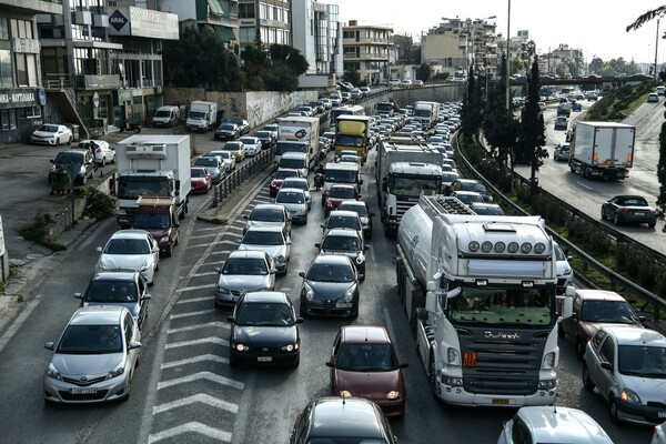 Κίνηση στους δρόμους: Ουρές χιλιομέτρων στον Κηφισό μετά από ανατροπή τρέιλερ 