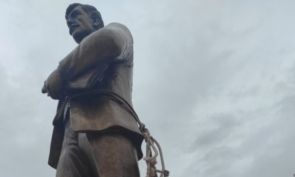 Θεσσαλονίκη: Επιχείρησαν να κλέψουν μπρούτζινο άγαλμα, το έδεσαν με σχοινί 