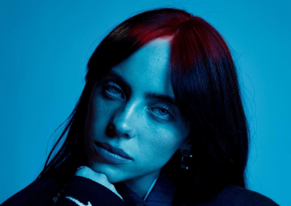 H Billie Eilish απαντά αν την ελκύουν οι γυναίκες: «Δεν είναι προφανές;»