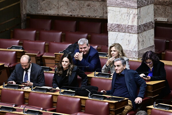 Οι «11» μαζί στη Βουλή μετά την έξοδο από τον ΣΥΡΙΖΑ