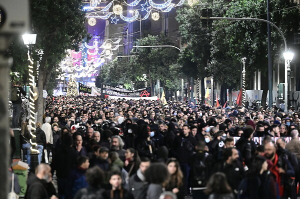 Επέτειος δολοφονίας Γρηγορόπουλου: Σε εξέλιξη πορεία στο κέντρο, κλειστοί δρόμοι