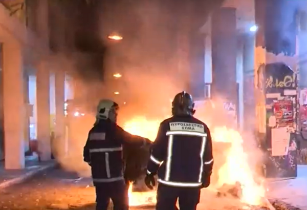 Ένταση και πύρινα οδοφράγματα σε Εξάρχεια και Θεσσαλονίκη