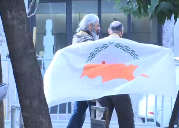 Επίσκεψη Ερντογάν: Άνδρας πήγε στο ΥΠΕΞ με σημαία της Κύπρου- Προσαγωγές Κούρδων