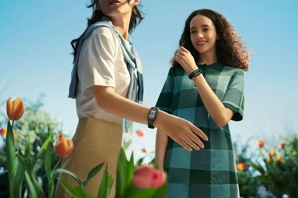 HUAWEI WATCH GT4 μαζί με κόσμημα “Doukissa Nomikou Collection” και πολλές ακόμα Χριστουγεννιάτικες Προσφορές από την Huawei