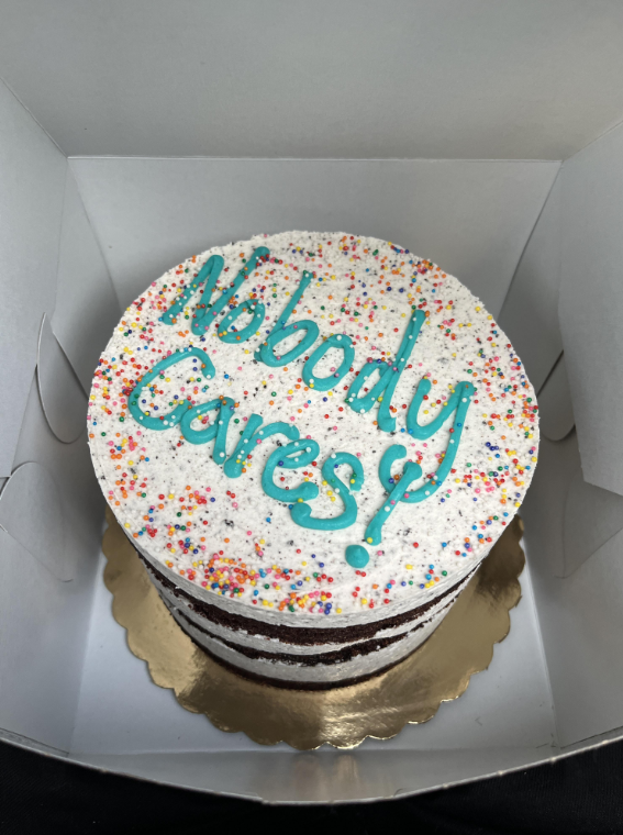 Πήρε στον σύζυγό της τούρτα που έλεγε «κανείς δεν ενδιαφέρεται» και έγινε viral