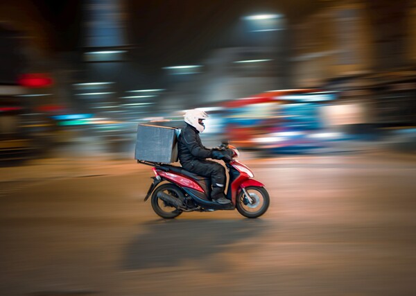 Νέα ευρωπαϊκή νομοθεσία για εργαζόμενους σε πλατφόρμες - Τι αλλάζει για delivery και οδηγούς 