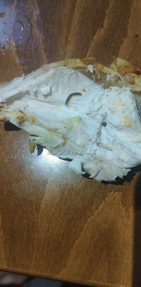 Χανιά: Κατήγγειλε πως βρήκε σκουλήκια μέσα στο ψημένο κοτόπουλο του σούπερ μάρκετ 