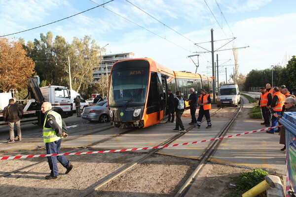 Παλαιό Φάληρο: Σύγκρουση συρμού του τραμ με αυτοκίνητο - Ένας νεκρός