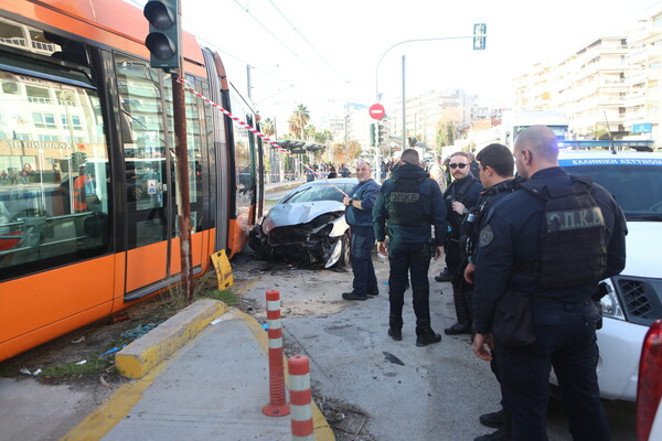 Παλαιό Φάληρο: Σύγκρουση συρμού του τραμ με αυτοκίνητο - Ένας νεκρός