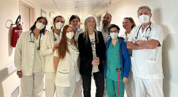 Η Πάτι Σμιθ βγήκε από το νοσοκομείο- Αλλά πρώτα φωτογραφήθηκε με τους γιατρούς