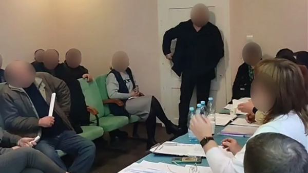 Ουκρανία: Πέταξε χειροβομβίδες και τραυμάτισε 26 ανθρώπους σε δημοτικό συμβούλιο