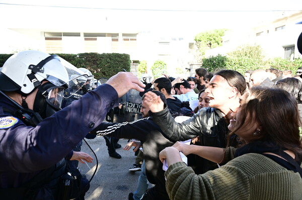 Επεισόδια με χημικά στο Καβούρι - Στην πορεία διαμαρτυρίας φοιτητών
