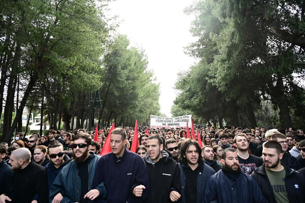 Επεισόδια με χημικά στο Καβούρι - Στην πορεία διαμαρτυρίας φοιτητών