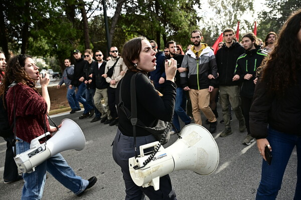 Επεισόδια με χημικά στο Καβούρι - Στην πορεία διαμαρτυρίας φοιτητών