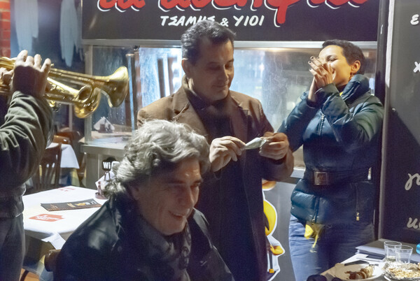 Γλέντι στη στροφή του δρόμου