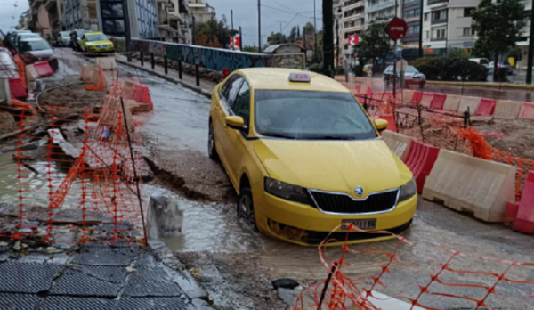 Λεωφόρος Αλεξάνδρας: Υποχώρησε ο δρόμος, βούλιαξε ταξί