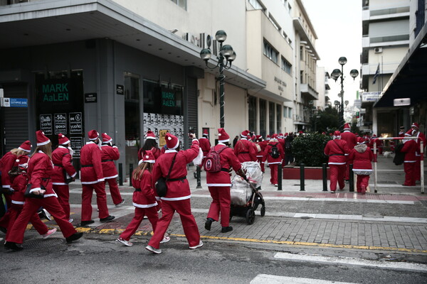 Δεκάδες Αγιοβασίλιδες κατέκλυσαν τον Πειραιά για το 4ο Santa Run Piraeus