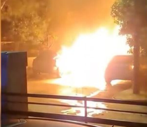 Φωτιά το βράδυ σε τέσσερα αυτοκίνητα στα Βριλήσσια - Τα δύο κάηκαν ολοσχερώς
