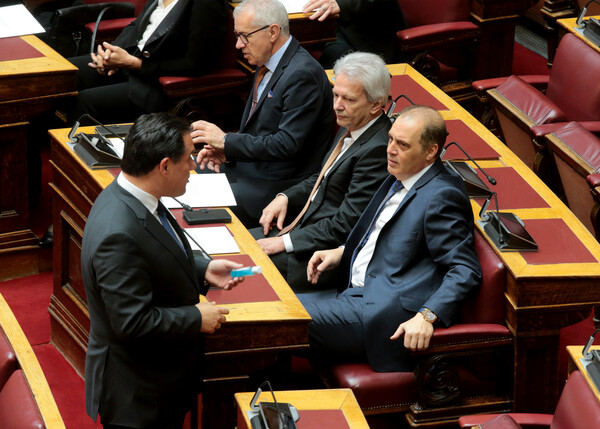 Κόντρα Βελόπουλου – Γεωργιάδη για την τροπολογία για τους μετανάστες