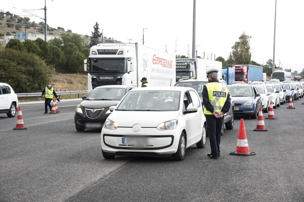 Έξοδος Χριστουγέννων: Σε ισχύ τα αυξημένα μέτρα της Τροχαίας