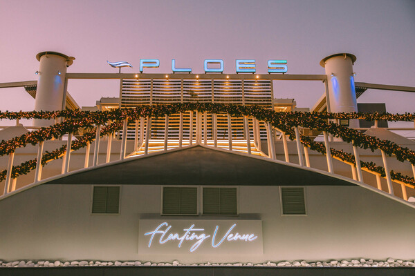 Το PLOES floating venue γιόρτασε τον πρώτο χρόνο λειτουργίας με ένα φαντασμαγορικό Christmas Party