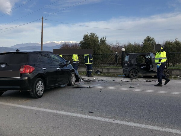 Τροχαίο δυστύχημα στη Λάρισα: Νεκρός 22χρονος μετά από μετωπική σύγκρουση αυτοκινήτων