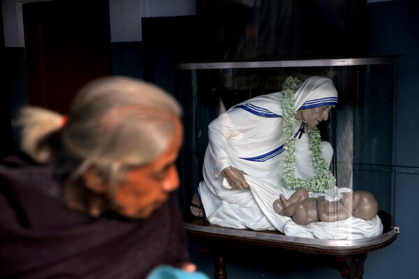 Midnight Mass and surfing Santas: Pictures of Christmas around the world