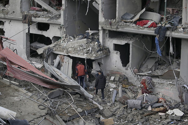 Γάζα: Τουλάχιστον 100 νεκροί από βομβαρδισμούς την παραμονή των Χριστουγέννων
