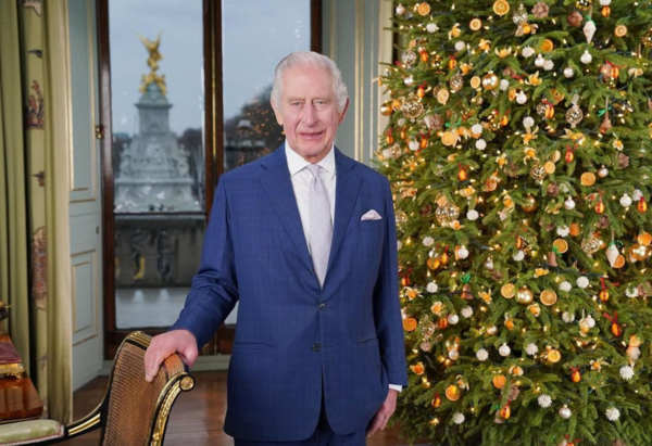 Ο βασιλιάς Κάρολος «σπάει» την παράδοση με το χριστουγεννιάτικο μήνυμά του