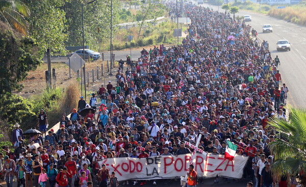 «Έξοδος από τη φτώχεια»: Καραβάνι χιλιάδων μεταναστών στο Μεξικό περπατά προς τις ΗΠΑ