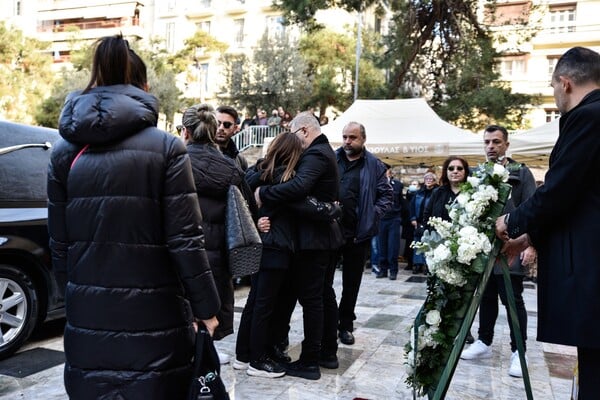 Βασίλης Καρράς: Χιλιάδες κόσμου στο λαϊκό προσκύνημα