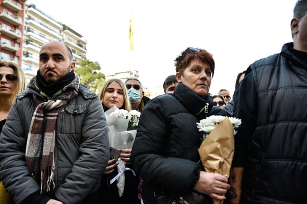 Βασίλης Καρράς: Χιλιάδες κόσμου στο λαϊκό προσκύνημα