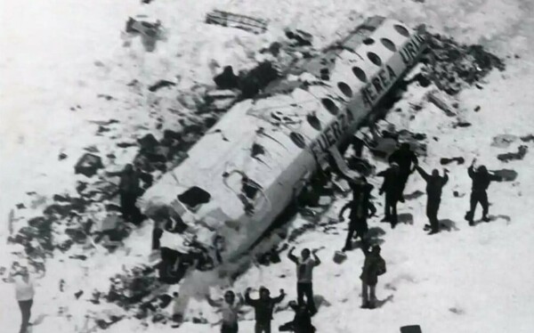 «Ο κανιβαλισμός ήταν το λιγότερο»: Τι πραγματικά συνέβη μετά την συντριβή του αεροπλάνου στις Άνδεις το 1972 