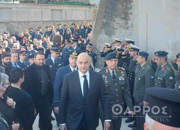 Πτώση αεροπλάνου: Βαθμός αντιπτεράρχου στον πιλότο - Συγκίνηση στην κηδεία του 